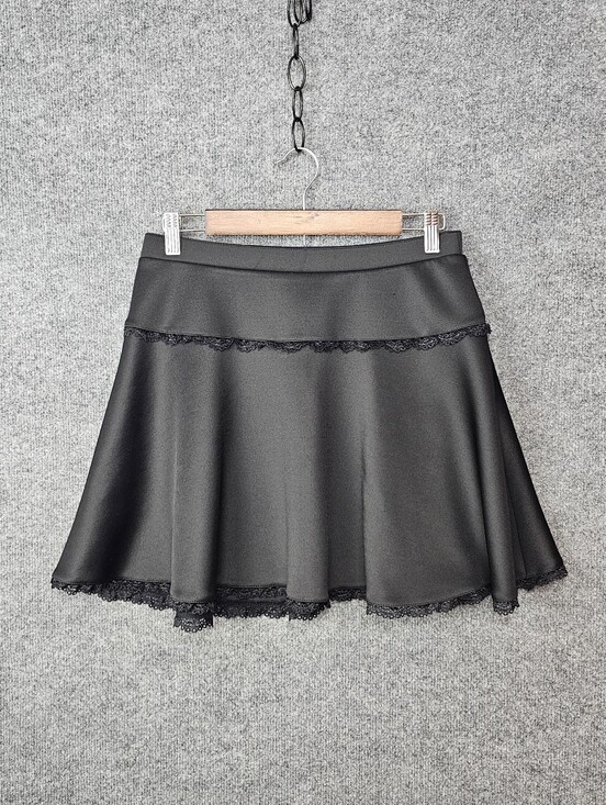 Hot Topic Dresses & Skirts - Hot Topic Black Wide Yoke Lace Trim Skater Skirt - Size Medium